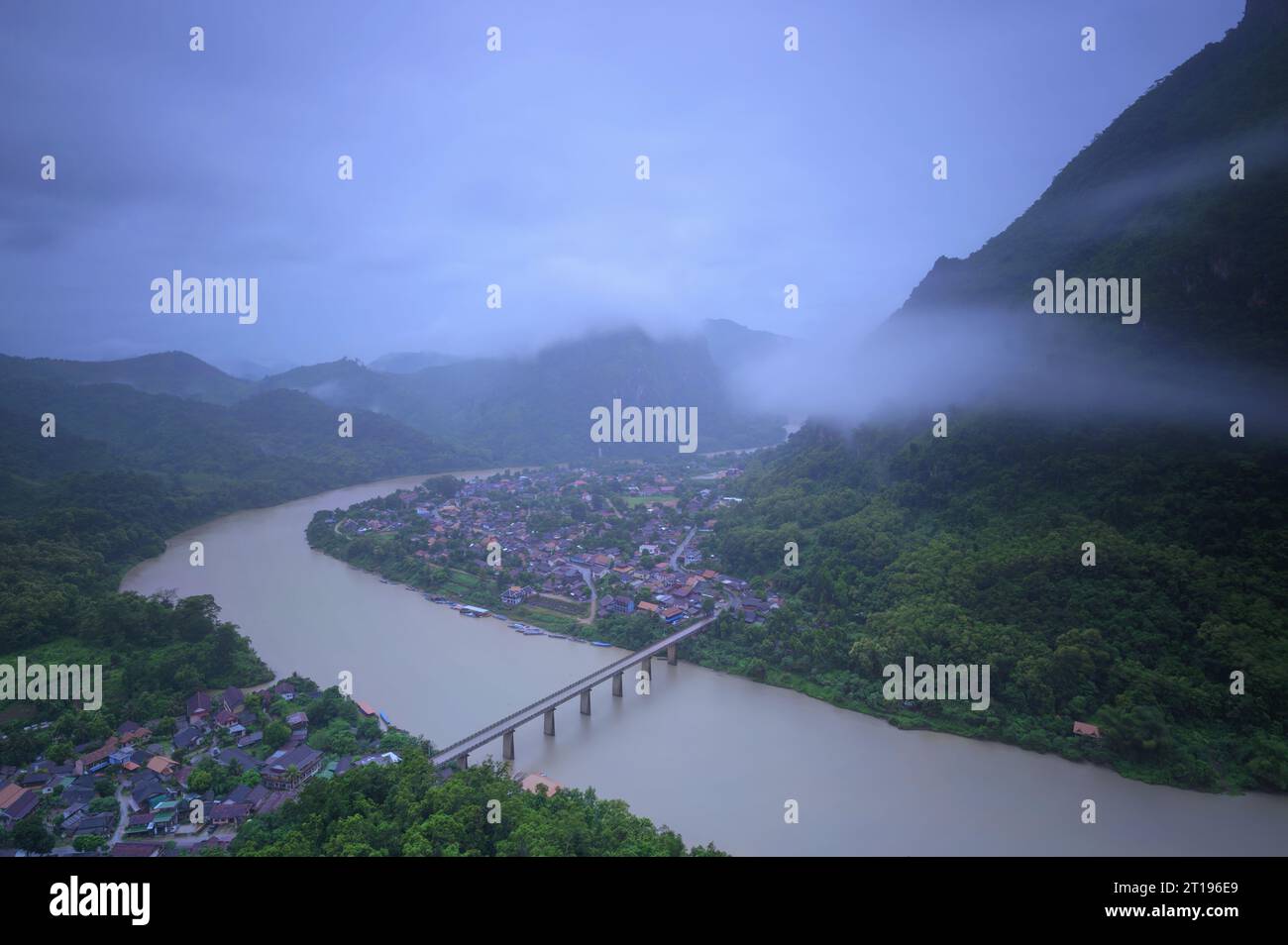 Aus der Vogelperspektive auf Nong Khiaow und die Brücke über den Fluss Nam ou, Luang Prabang, Laos Stockfoto