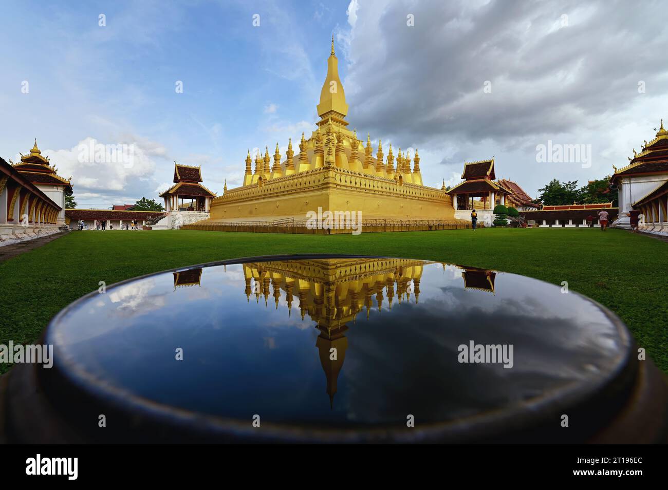 PHA That Luang (große goldene Stupa) und Reflexion, Vientiane, Laos Stockfoto