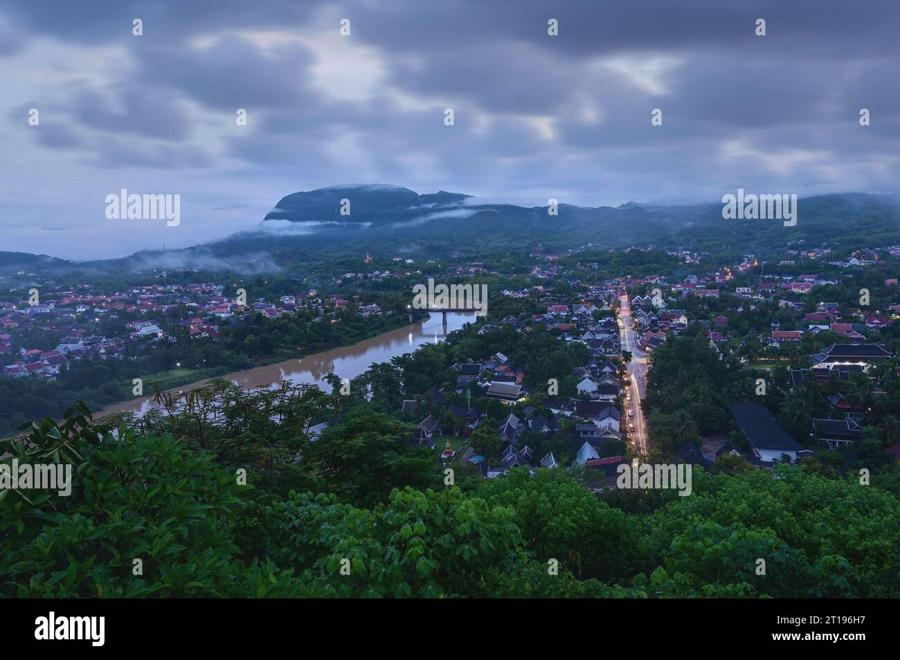 Luftbild der Stadt mit dem Fluss Khan an an einem bewölkten Tag, Luang Prabang, Laos Stockfoto