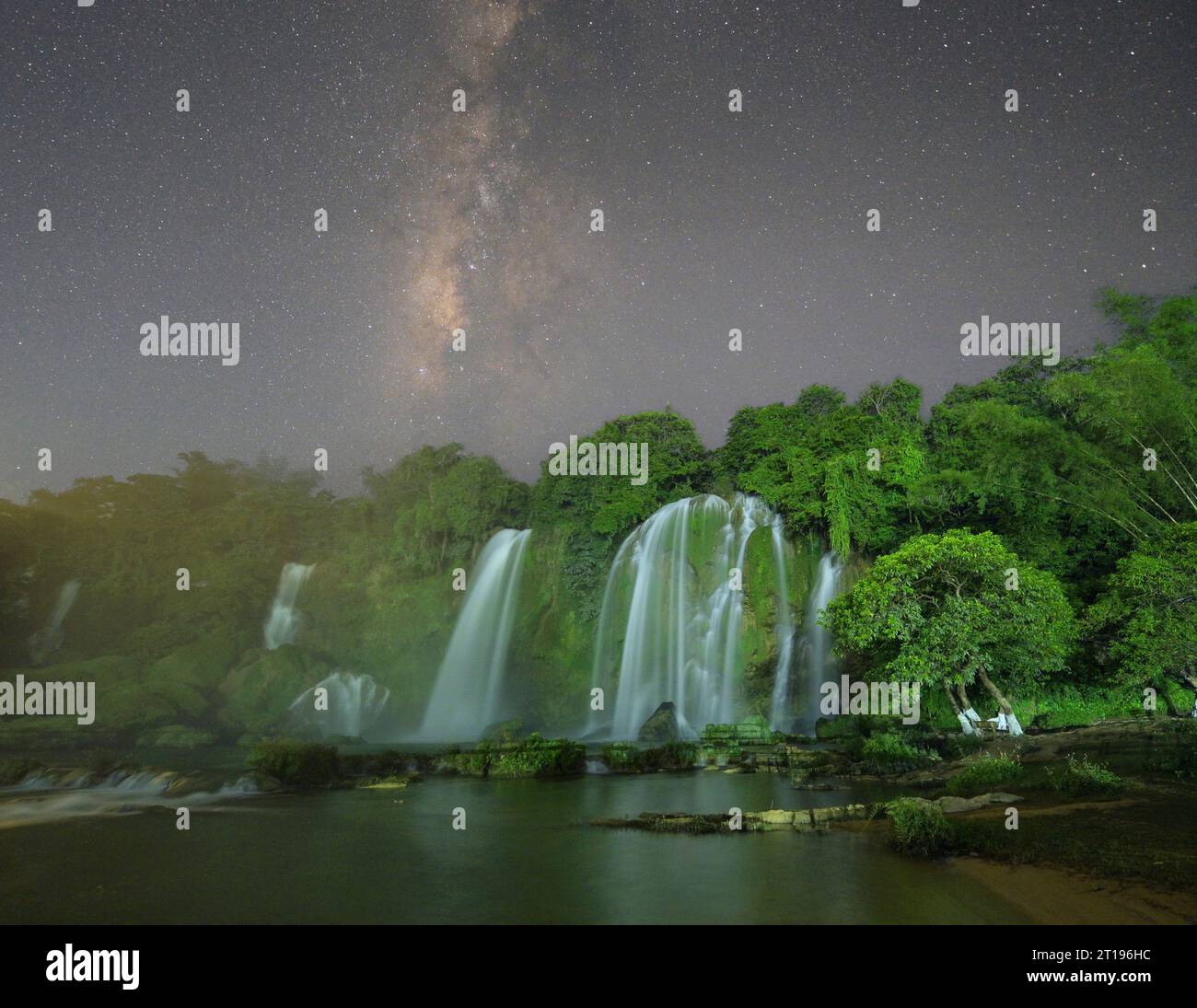 Ban Gioc Wasserfall unterhalb der Milchstraße bei Nacht, Dam Thuy Trung Khanh, Cao Bang, Vietnam Stockfoto