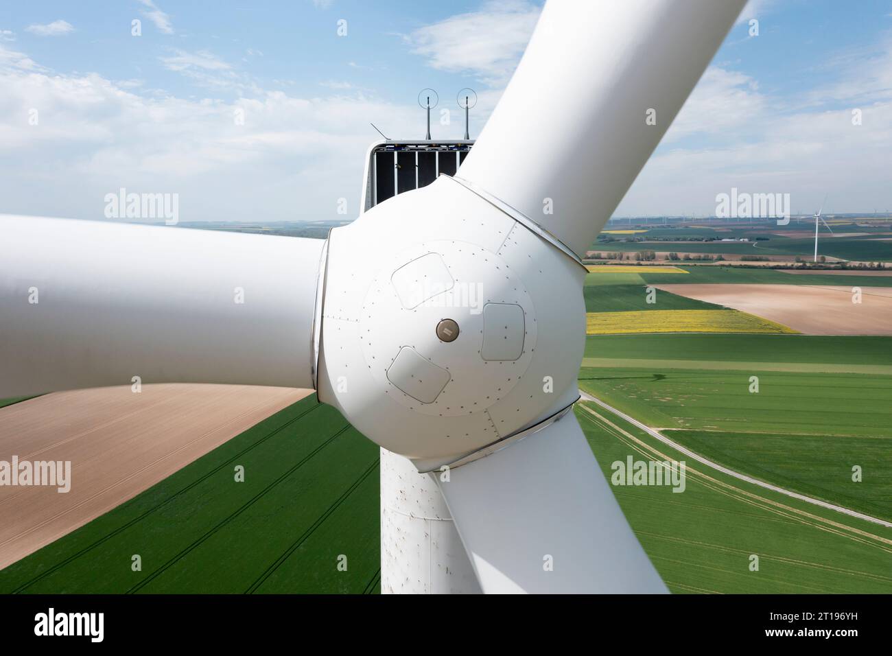 CHIVRES-EN-LAONNOIS, FRANKREICH - Mai 2023 : Nahaufnahme einer Windkraftanlage, Luftaufnahme Stockfoto