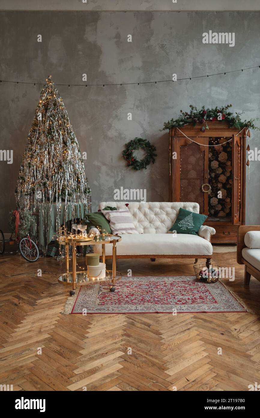 Weihnachtsbaum und festliche Dekoration in einem eleganten Wohnzimmer Stockfoto