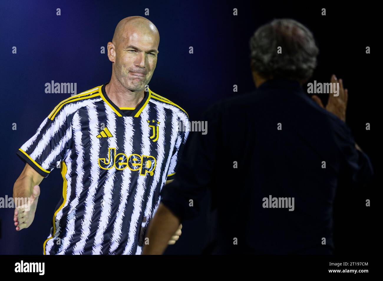 Zinedine Zidane schüttelt Michel Platini bei der „Together, A Black & White Show“, einer Veranstaltung, die vom FC Juventus im Rahmen der Feierlichkeiten zum 100-jährigen Bestehen der Familie Agnelli als Präsident des Vereins organisiert wurde. Stockfoto