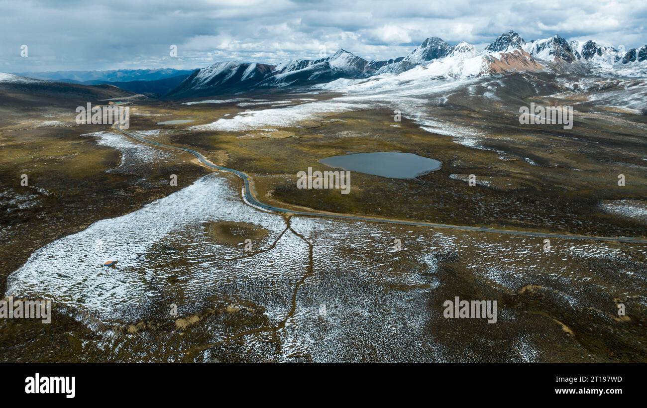 GANZI, CHINA - 12. OKTOBER 2023 - Foto vom 12. Oktober 2023 zeigt die schneebedeckten Berge entlang der Autobahn S314 im Xinlong County, Ganzi Tibetisch Stockfoto