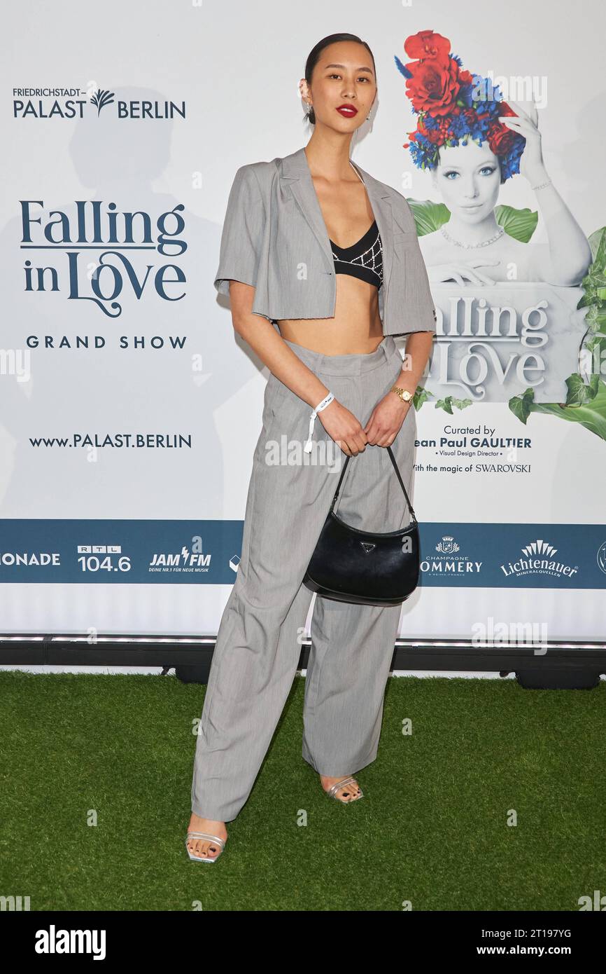 Anh Phoenix - Weltpremiere der Grand Show FALLING IN LOVE im Friedrichstadt-Palast Berlin am 11.10.2023. Premiere - Grand Show FALLING IN LOVE *** Anh Phoenix World Premiere Grand Show FALLING IN LOVE im Friedrichstadt Palast Berlin am 11 10 2023 Premiere Grand Show FALLING IN LOVE Stockfoto