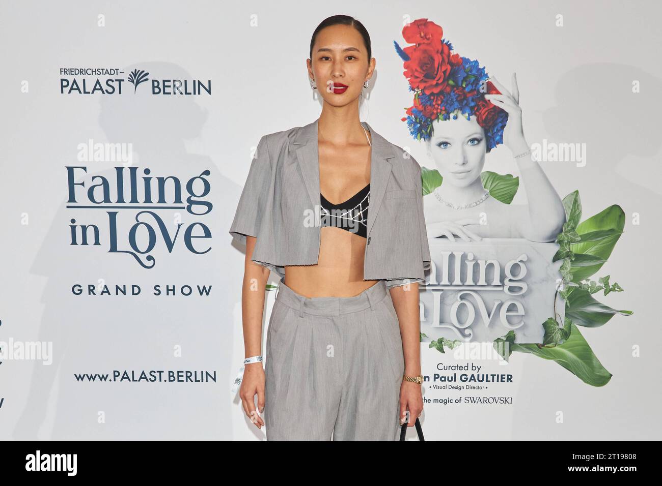Anh Phoenix - Weltpremiere der Grand Show FALLING IN LOVE im Friedrichstadt-Palast Berlin am 11.10.2023. Premiere - Grand Show FALLING IN LOVE *** Anh Phoenix World Premiere Grand Show FALLING IN LOVE im Friedrichstadt Palast Berlin am 11 10 2023 Premiere Grand Show FALLING IN LOVE Stockfoto