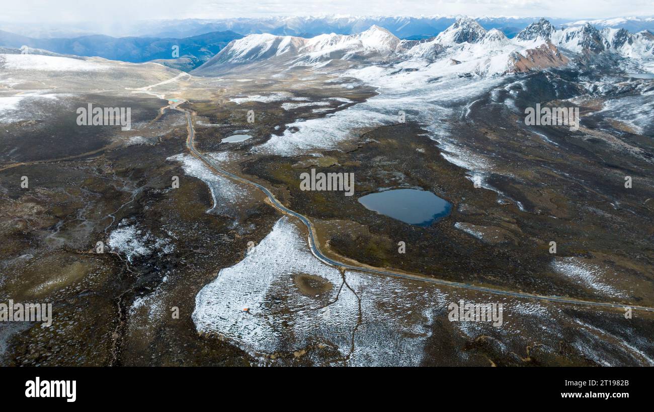 GANZI, CHINA - 12. OKTOBER 2023 - Foto vom 12. Oktober 2023 zeigt die schneebedeckten Berge entlang der Autobahn S314 im Xinlong County, Ganzi Tibetisch Stockfoto