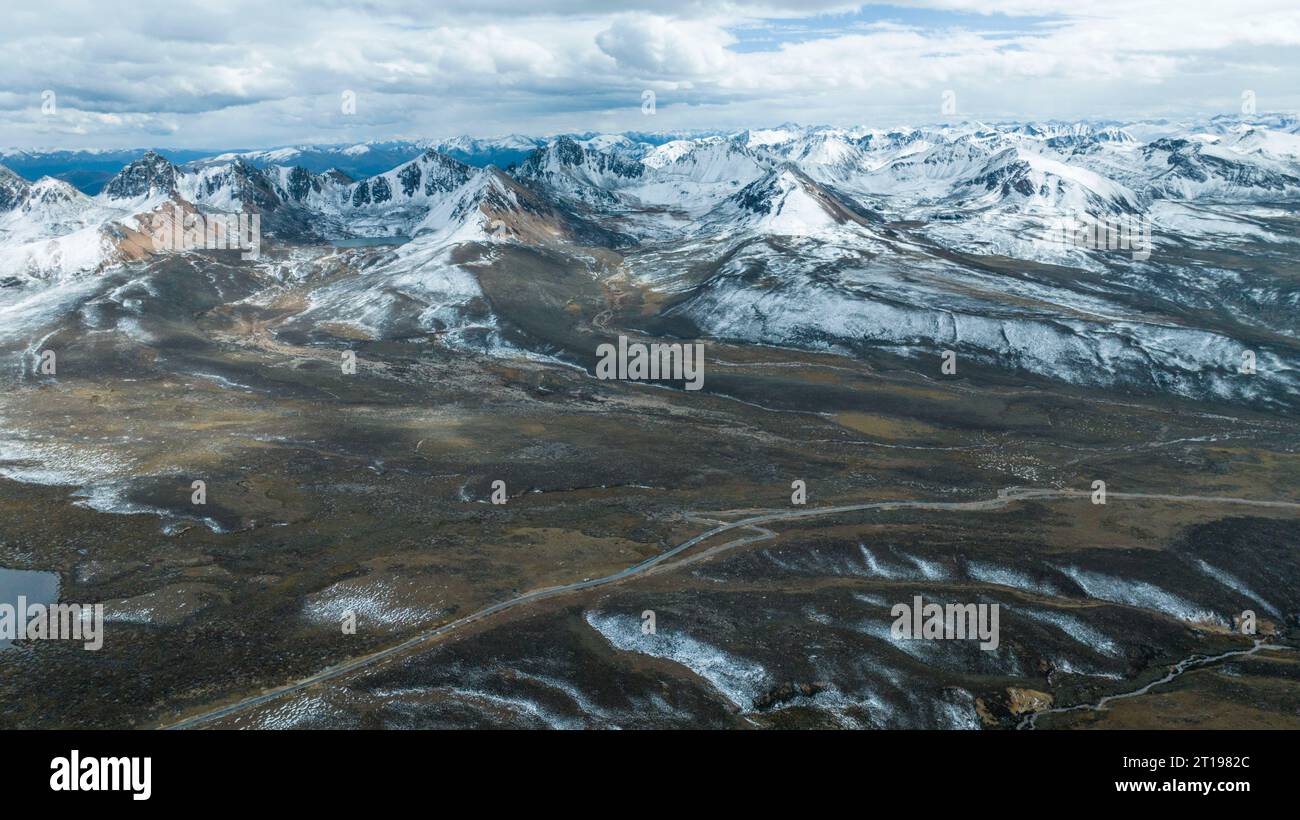 GANZI, CHINA - 12. OKTOBER 2023 - Foto vom 12. Oktober 2023 zeigt die schneebedeckten Berge entlang der Autobahn S314 im Xinlong County, Ganzi Tibetisch Stockfoto