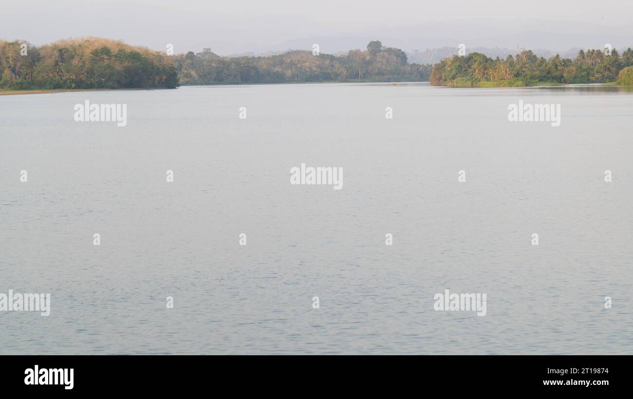 Wunderschöne Landschaft mit Flüssen und Bergen im Dorf Benteng Pinrang am Nachmittag, Asien Indonesien Stockfoto