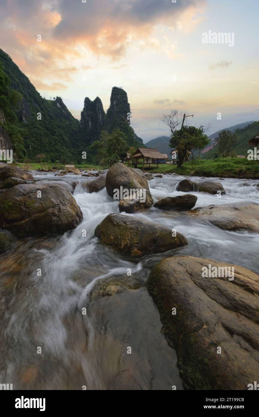 Fluss, der durch die üppige Berglandschaft fließt, Phu Hua Lon, Xaysomboun, Laos Stockfoto