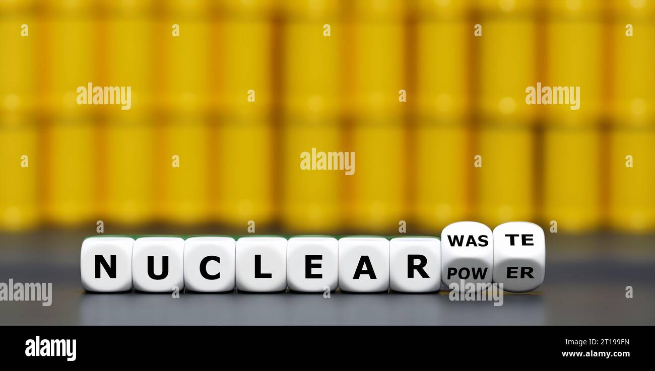 Würfel bilden den Ausdruck "Atomkraft" und "Atommüll". Stockfoto