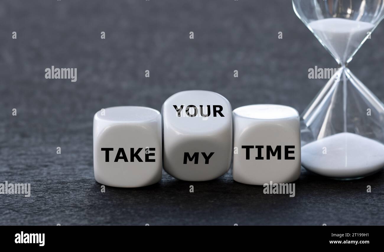 Würfel bilden den Ausdruck „Take my time“ und „Take your time“. Stockfoto