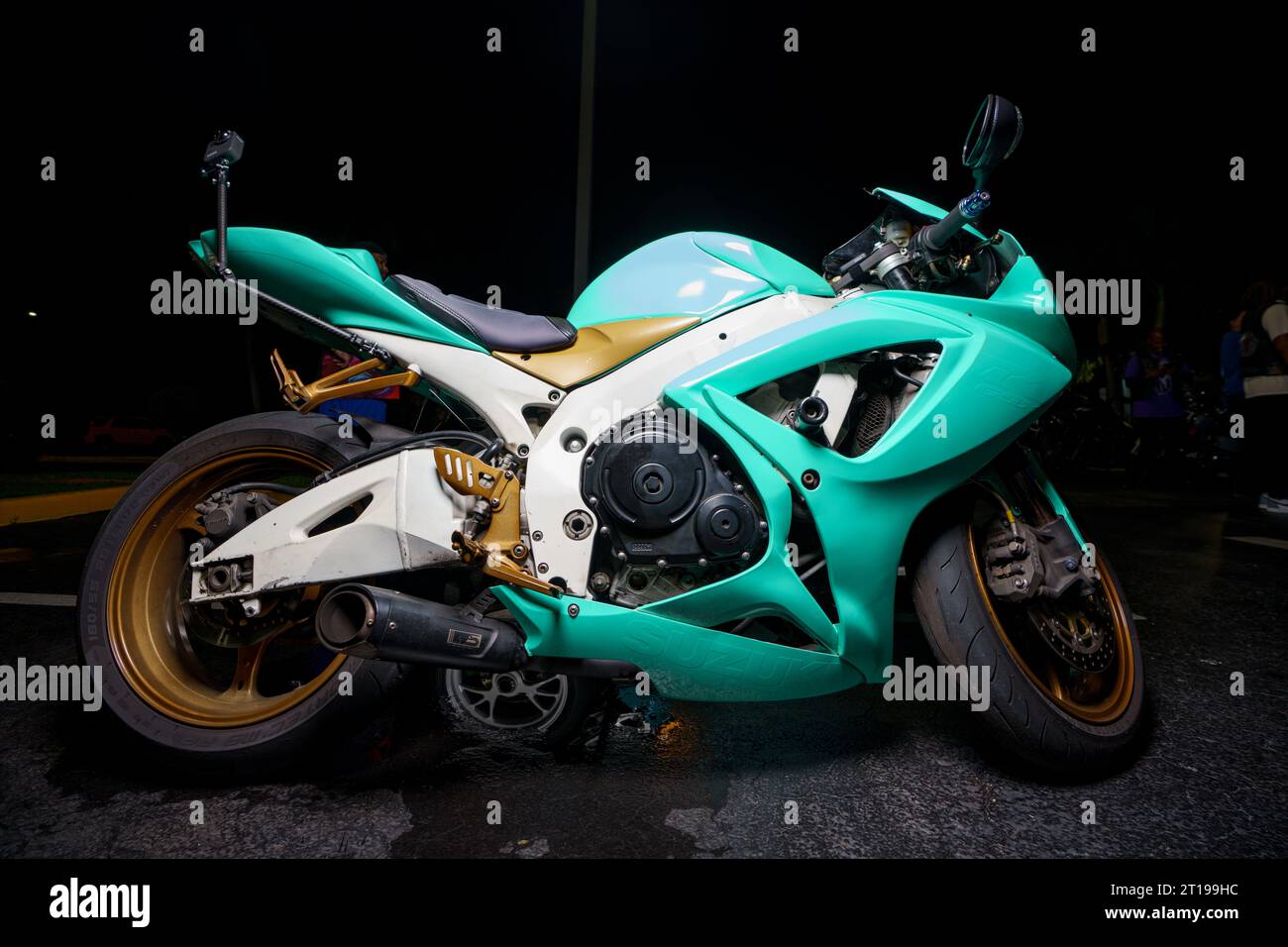 Fort Lauderdale, FL, USA - 11. Oktober 2023: Blaues Suzuki gsxr Motorrad beleuchtet mit Blitz Stockfoto