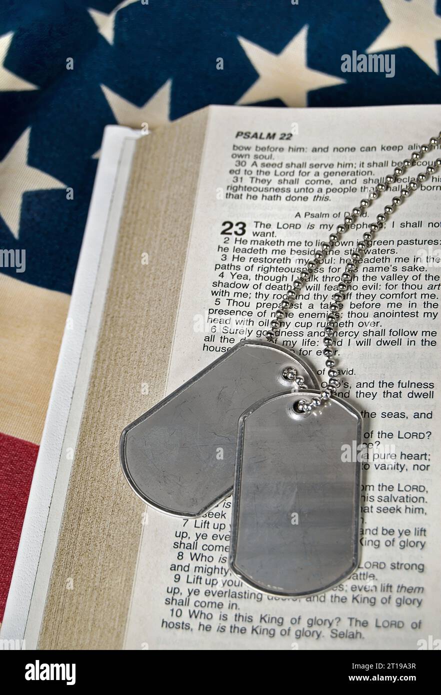 Psalm 23 und militärische Hundemarken auf der offenen Bibel Stockfoto