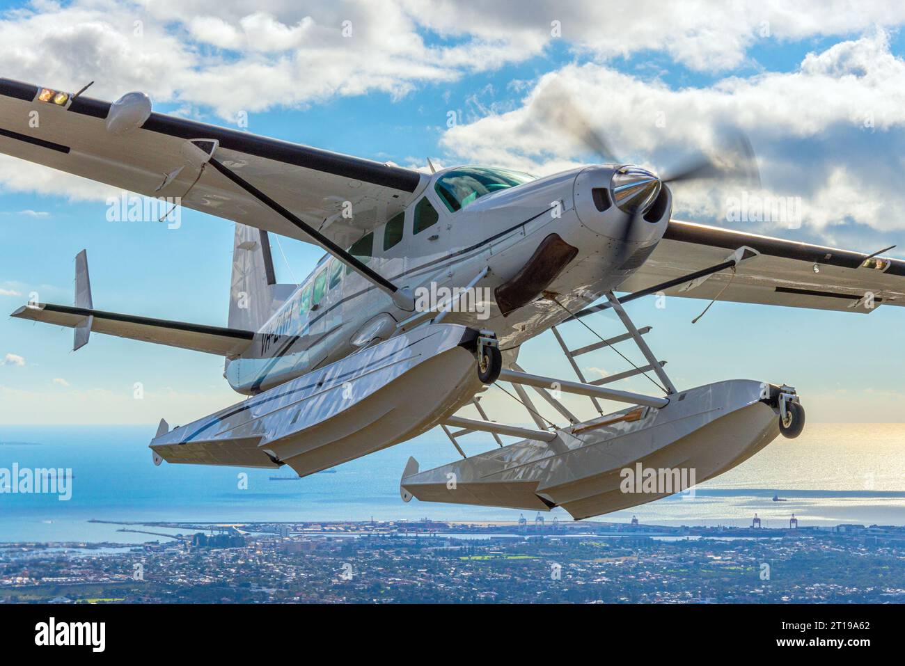 Cessna 208 Caravan mit Schwimmern, die Luft-zu-Luft fotografiert wurden. Stockfoto