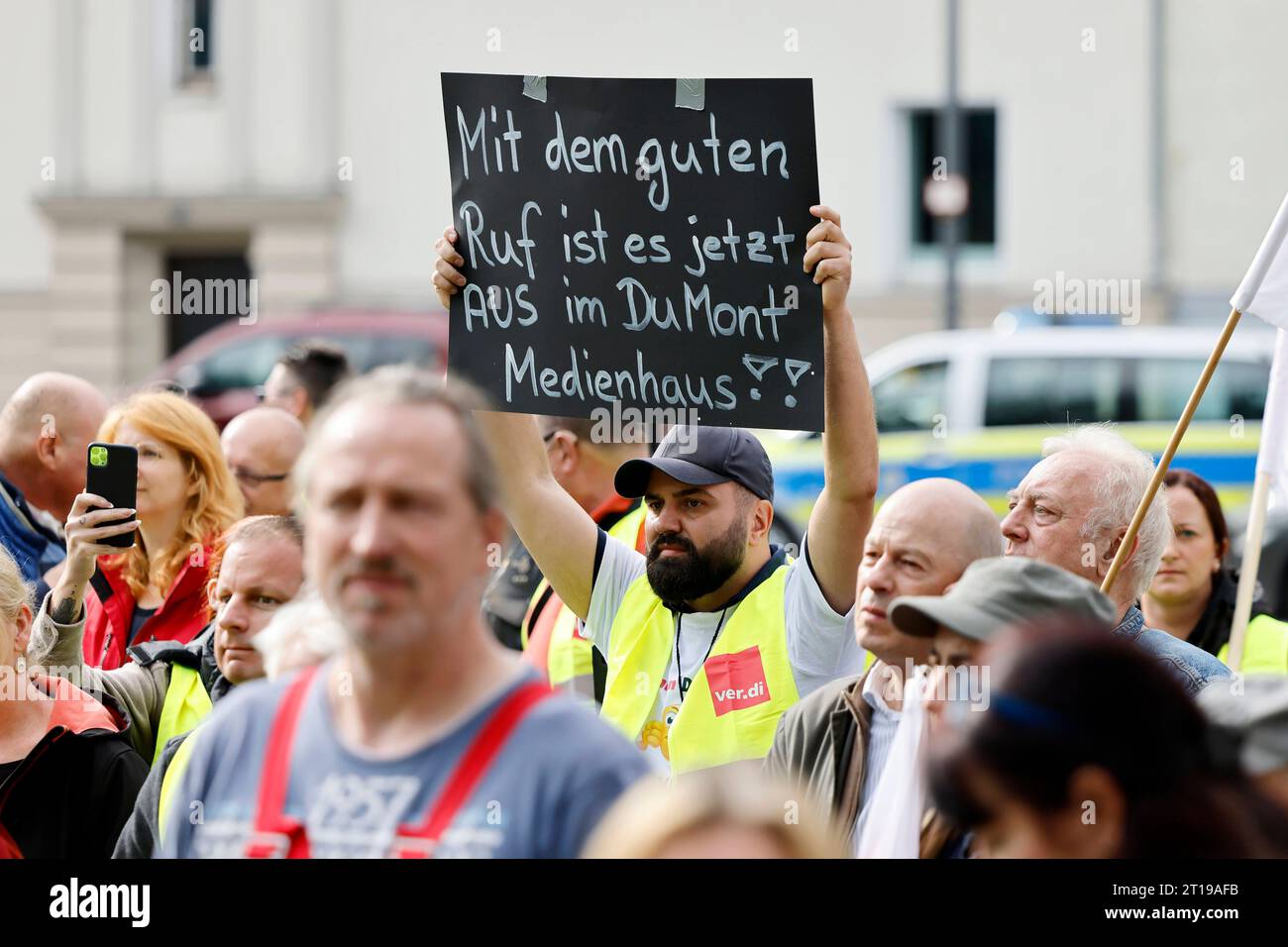 Proteste vor dem Neven Dumont Haus in Köln: Ehemaliger Mitarbeiter der hauseigenen Druckerei des Kölner Verlags Dumont Kölner Stadt-Anzeiger, Kölnische Rundschau, Express protestieren gegen ihre plötzliche Entlassung. 200 Angestellte durch das Management ohne jede Vorwarnung auf die Straße gesetzt und der Zeitungsdruck in einer Druckerei bei Koblenz ausgelagert worden. Die Herausgeber Isabelle Neven DuMont und Christian Dumont Schütte ließen den Betroffenen ihr persönliches Bedauern mitteilen. Köln, 12.10.2023 NRW Deutschland *** Proteste vor dem Neven Dumont Haus in Co Stockfoto