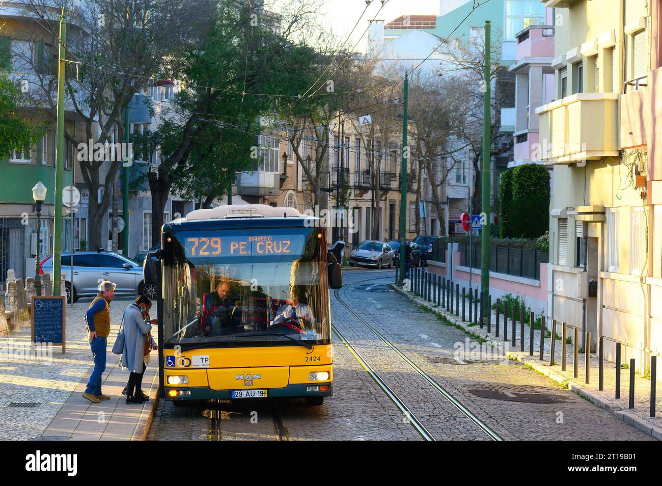 Lissabon, Portugal - 6. Januar 2023: Menschen steigen in einen Bus mit öffentlichen Verkehrsmitteln Stockfoto