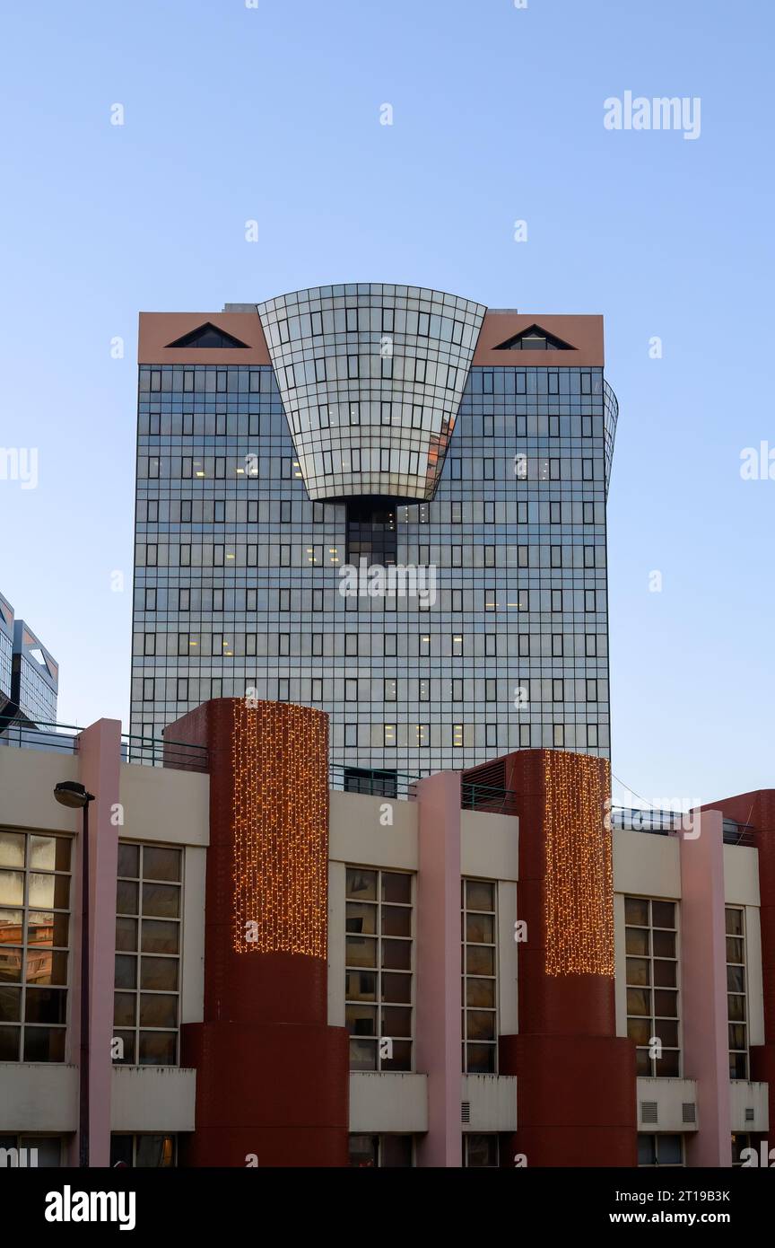 Lissabon, Portugal - 6. Januar 2023: Moderne Architektur des Amoreiras Bürogebäudes und Einkaufszentrums Stockfoto
