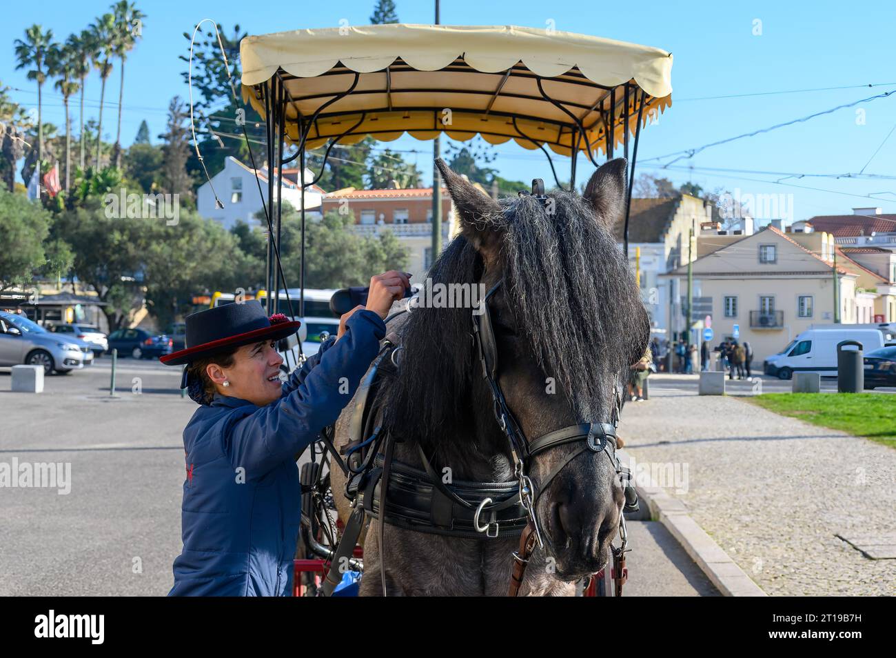 Lissabon, Portugal - 6. Januar 2023: Eine Frau arbeitet als Betreiber einer Pferdekutsche für Touristen Stockfoto