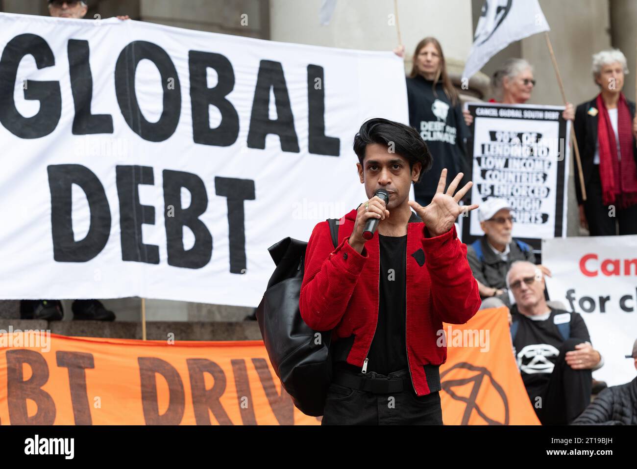 London, Großbritannien. 12. Oktober 2023. Eine Koalition von Gruppen, darunter Schulden für das Klima, Extinction Rebellion, Christian Climate Action und London Mining Network versammeln sich vor der Bank of England und fordern den Schuldenerlass der Nationen im globalen Süden aus Gründen der Gerechtigkeit und als Voraussetzung für ihre Bekämpfung und Anpassung an den Klimawandel. Die Aktion fiel zeitgleich mit den jährlichen Sitzungen der Weltbankgruppe und des Internationalen Währungsfonds (IWF) in Marokko zusammen. Quelle: Ron Fassbender/Alamy Live News Stockfoto