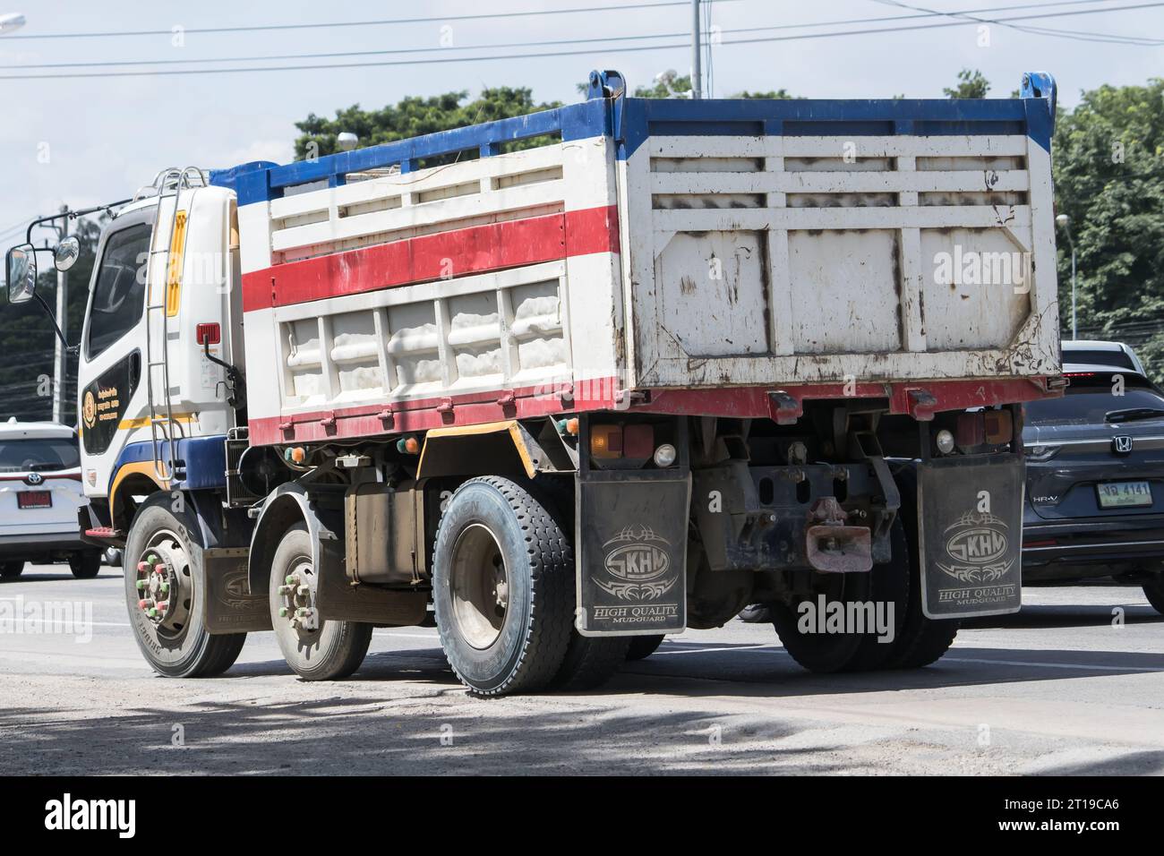Chiangmai, Thailand - 22. Aug. 2023: Mitsubishi Fuso Dump Truck der Payawan Transport Company. Foto an der Straße Nr. 121, etwa 8 km von der Innenstadt von Chian entfernt Stockfoto