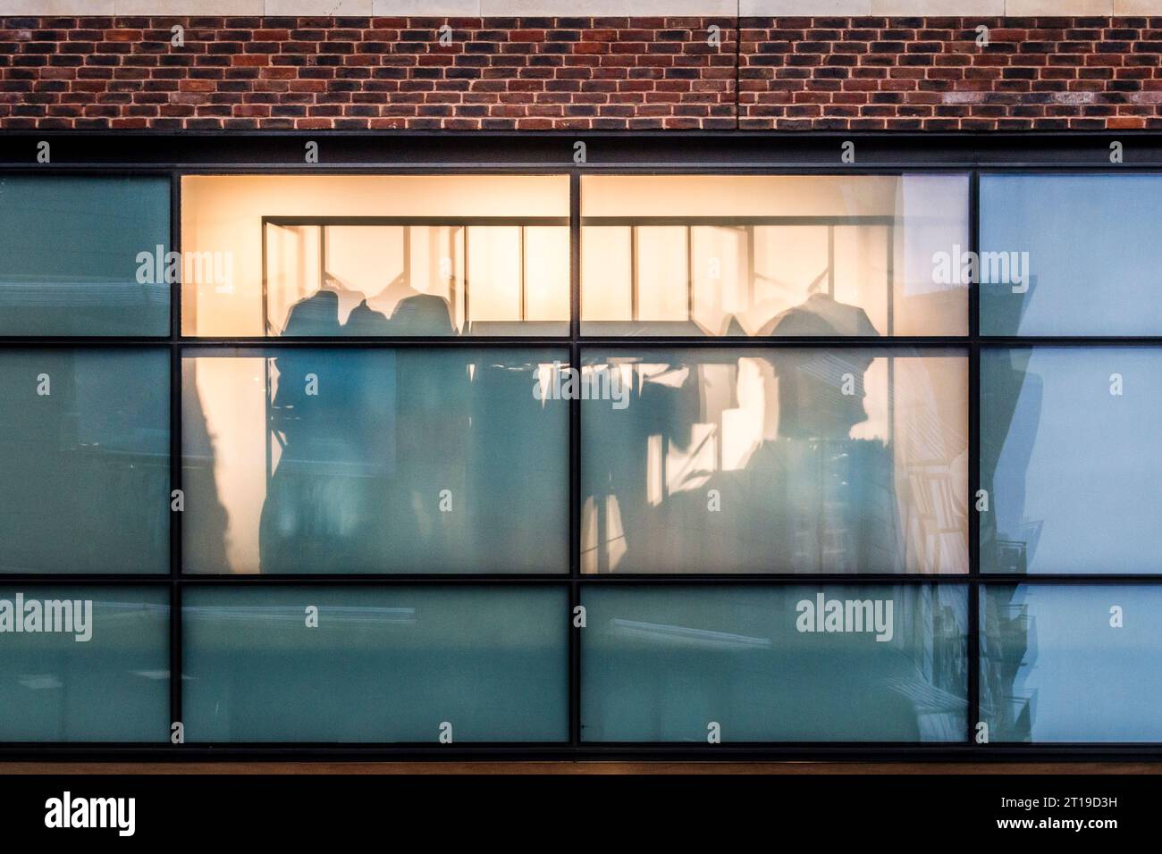 Ein Schaufenster voller Kleidung an einem Winterabend (Bristol, UK) Stockfoto