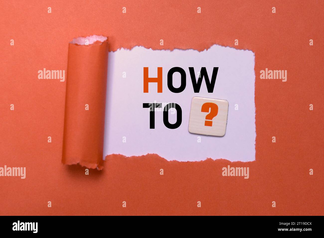 Aufschrift „How To?“ Zum gerissenen Roten Papier. Lernen, Anleitung, Tipp, Frage, Fragen und Antworten, Antwort, Rat, Anweisung, Informationskonzept. Stockfoto