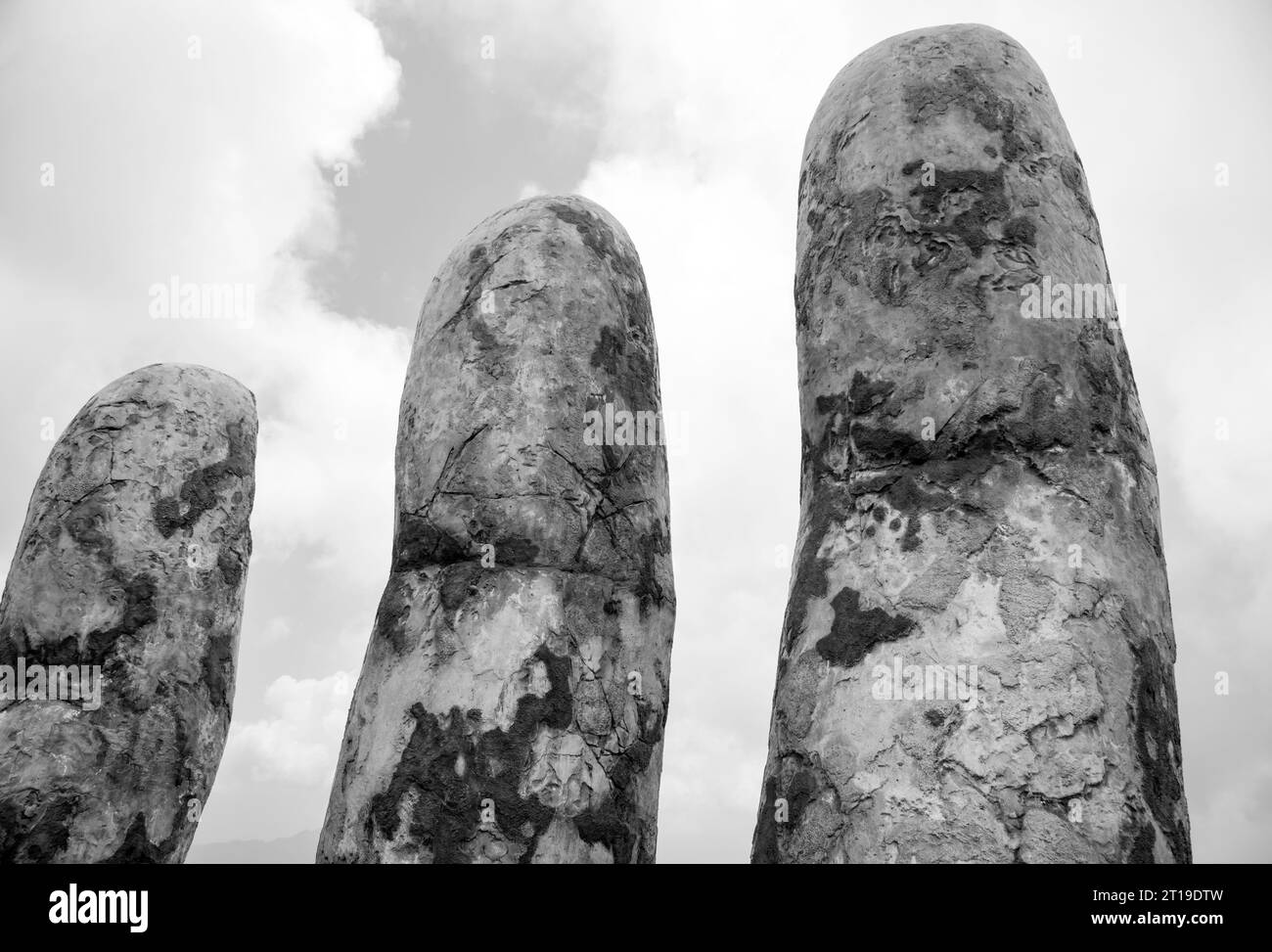 Die abstrakte Ansicht einer Skulptur Details in Vietnam Berge zeigt Finger, die zum Himmel zeigen. Stockfoto