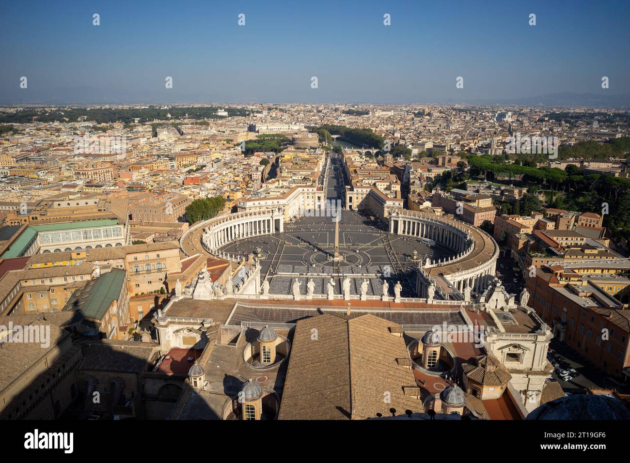 Berühmte Aussicht von St. Peterskirche St. Petersplatz in Rom. Historisches Panorama. Stockfoto