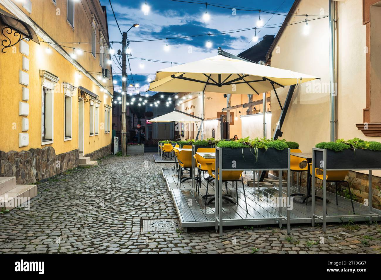 Restaurant Terrasse in der Innenstadt von Targu Mures, Transsilvanien, Rumänien bei Nacht. Stockfoto