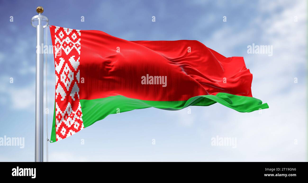 Die Nationalflagge von Belarus winkt an einem klaren Tag im Wind. Rote und grüne Fahne mit einem weißen und roten Ornament Muster am Stabende. 3D-Illustration Stockfoto