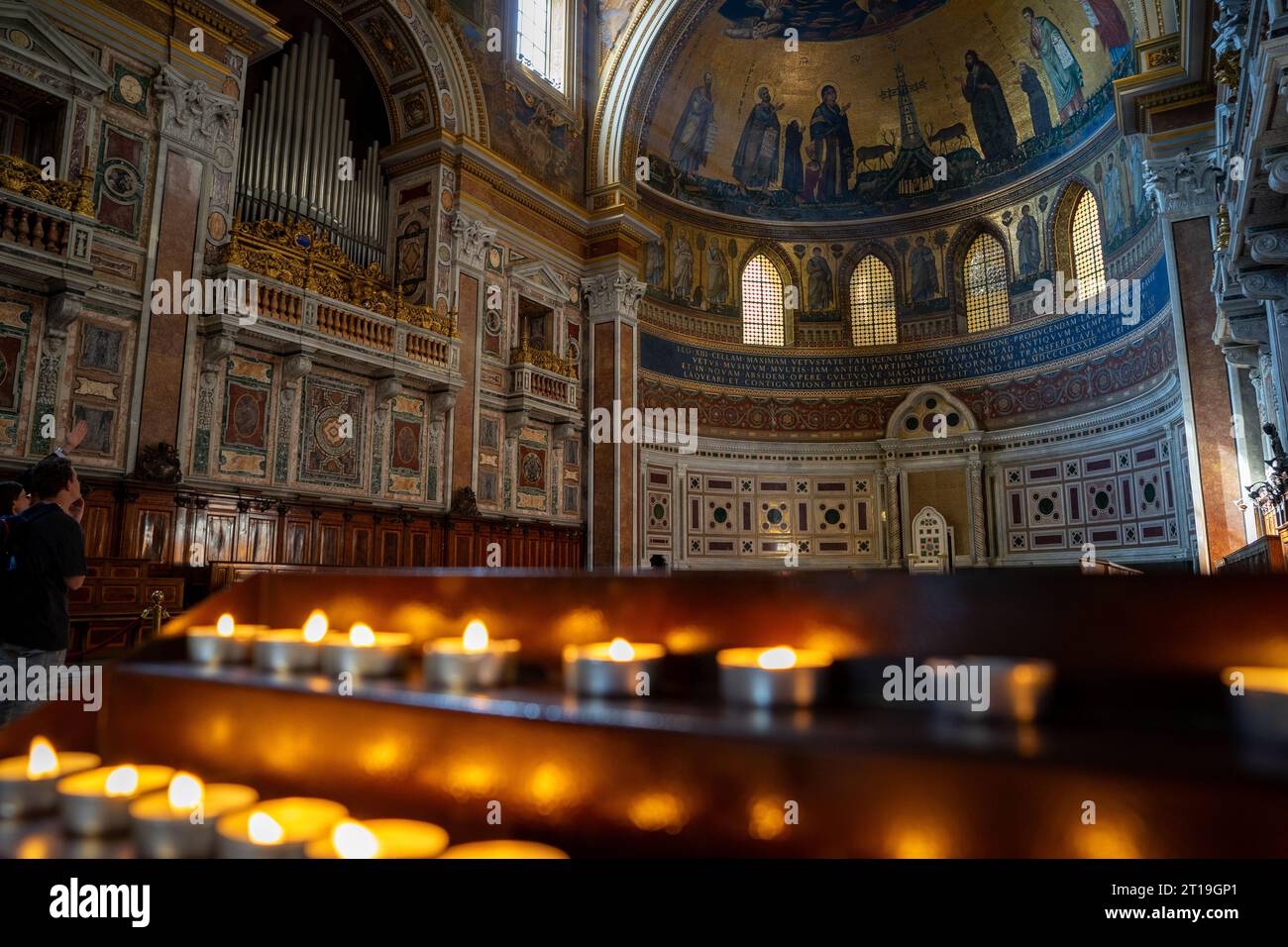 Gebetskerzen in der Lateranbasilika in Rom mit Hintergrund. Stockfoto