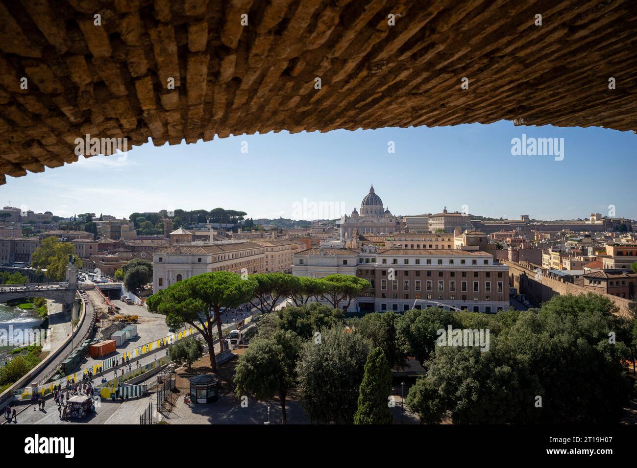 Atemberaubender Blick vom Castel Sant'Angelo zum St. Petersdom in Rom. Stockfoto