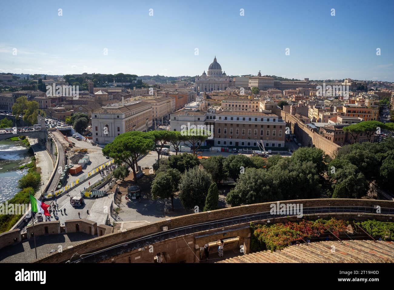 Blick von Castel Sant'Angelo zur St. Petersdom mit dem Tiber und vielen Touristen. Stockfoto