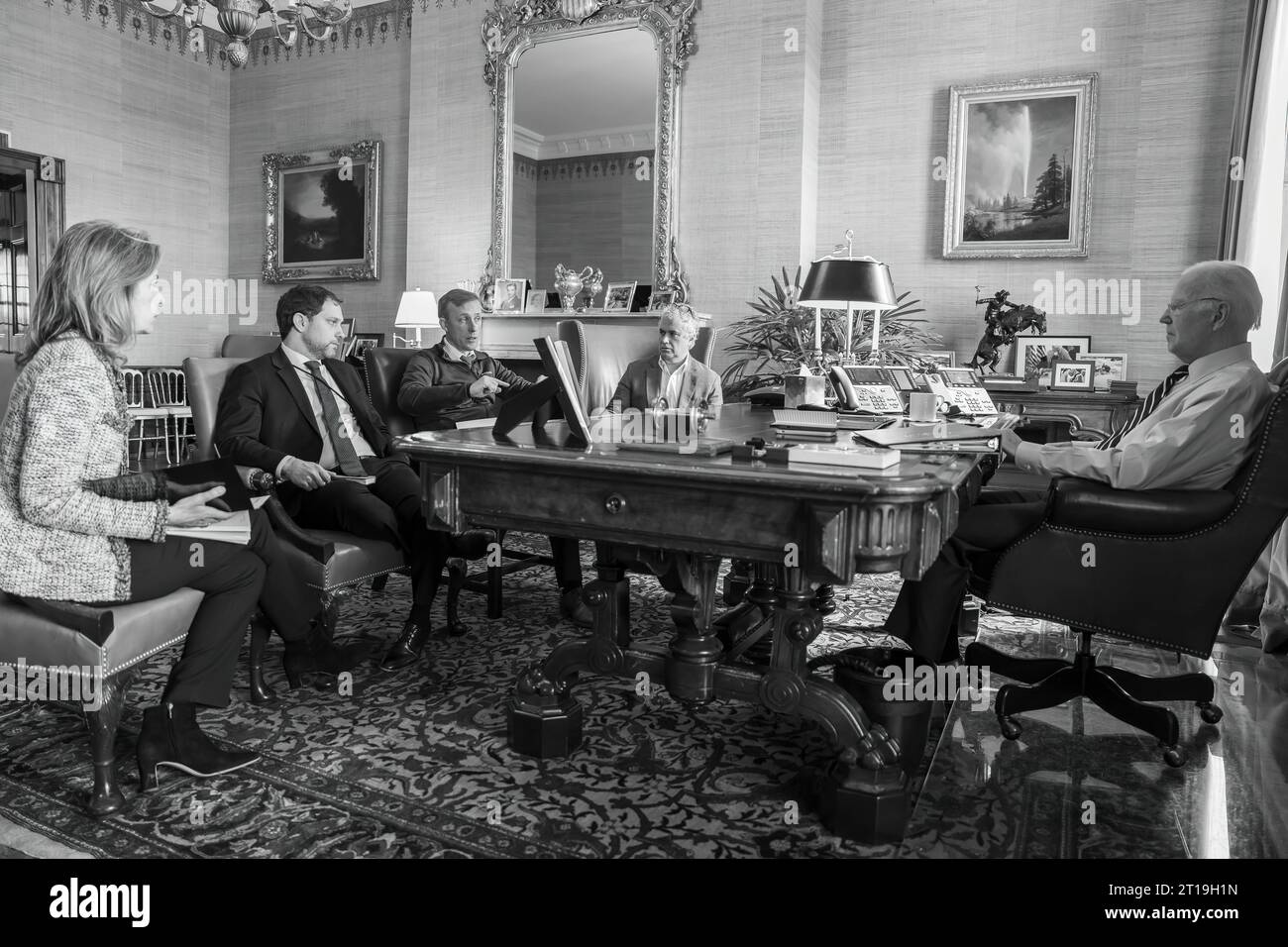 Präsident Joe Biden trifft sich am Montag, 9. Oktober 2023, im Vertragssaal des Weißen Hauses mit Beratern, um den anhaltenden Konflikt in Israel und Palästina zu diskutieren. (Offizielles Foto des Weißen Hauses von Adam Schultz) Stockfoto