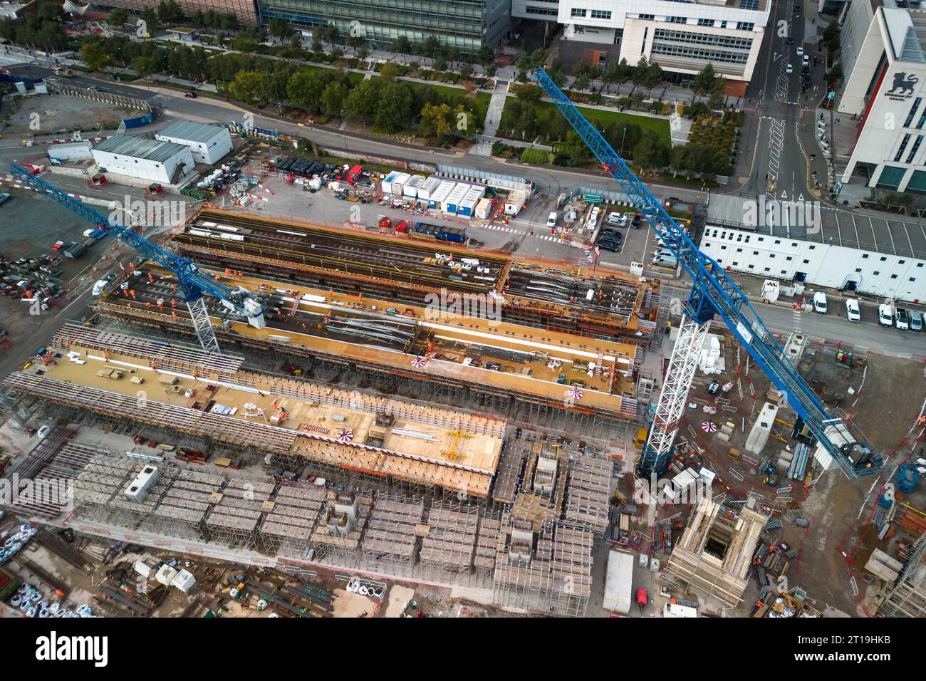 Curzon Street, Birmingham, 12. Oktober 2023 - die Arbeiten an der HS2 in Birmingham werden fortgesetzt, da der Endbahnhof Curzon Street gebaut wird. Der Bau eines großen, erhöhten Streckenabschnitts nähert sich der Fertigstellung in der Stadtentwicklung in den West Midlands. Quelle: Stop Press Media/Alamy Live News Stockfoto