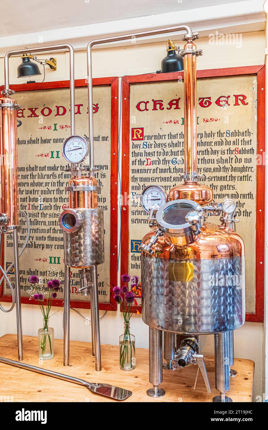Eine Mikrodestillerie, die Gin herstellt, spielt gegen einen Dekalog, der die zehn Gebote in der Dunster Distillery in einer alten Kapelle in der Stadt Dunster zeigt Stockfoto
