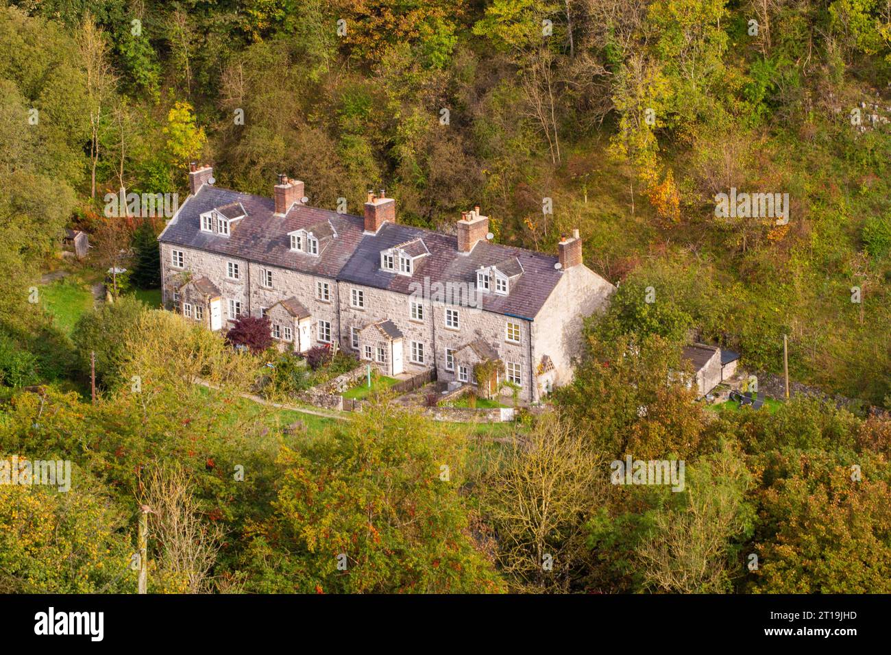 Ehemalige Eisenbahnhütten am Fluss Wye bei Blackwell Mill in Monsall Dale am Anfang des Monsal Trail Derbyshire Peak District England Stockfoto