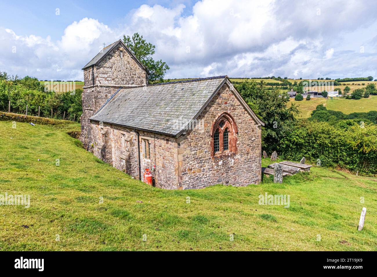 Die winzige, abgelegene Kirche führt in den Hügel von Stoke Pero, mit 1013 Metern die höchste Kirche im Exmoor National Park, Somerset, England, Großbritannien Stockfoto