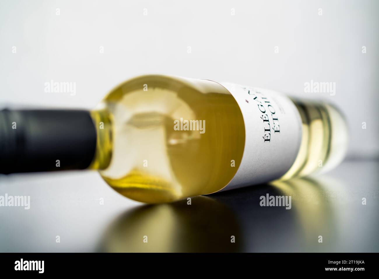 Weißweinflasche mit Etikett und Modellmarke. Chardonnay, Sauvignon Blanc oder Riesling auf dem Tisch. Jahrgangsalkohol. Premium-Qualitätsprodukt. Stockfoto