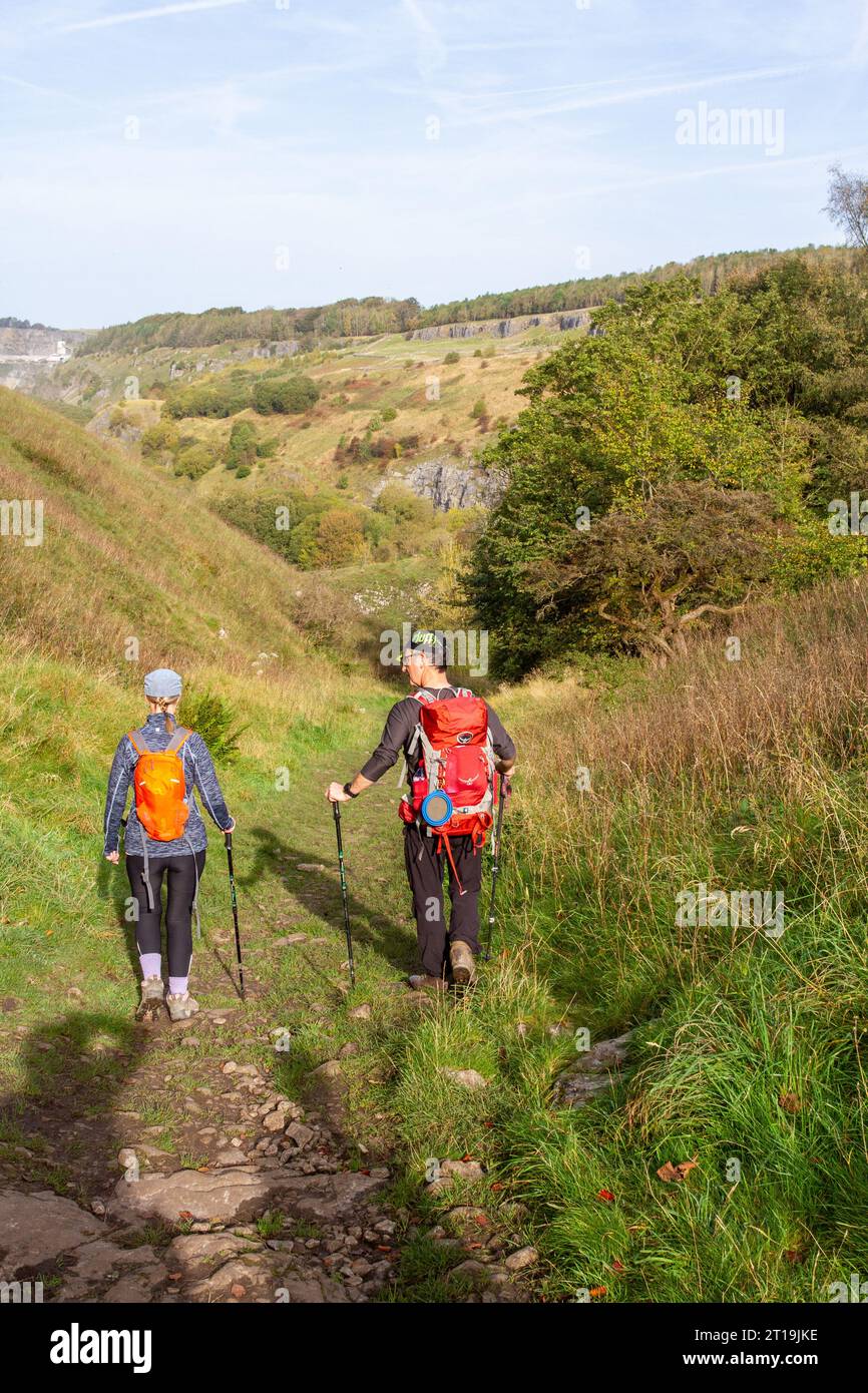 Ein paar Rucksacktouristen im English Peak District, die von der A6 Derbyshire England UK über den Chee Dale zum Monsal Trail gehen Stockfoto