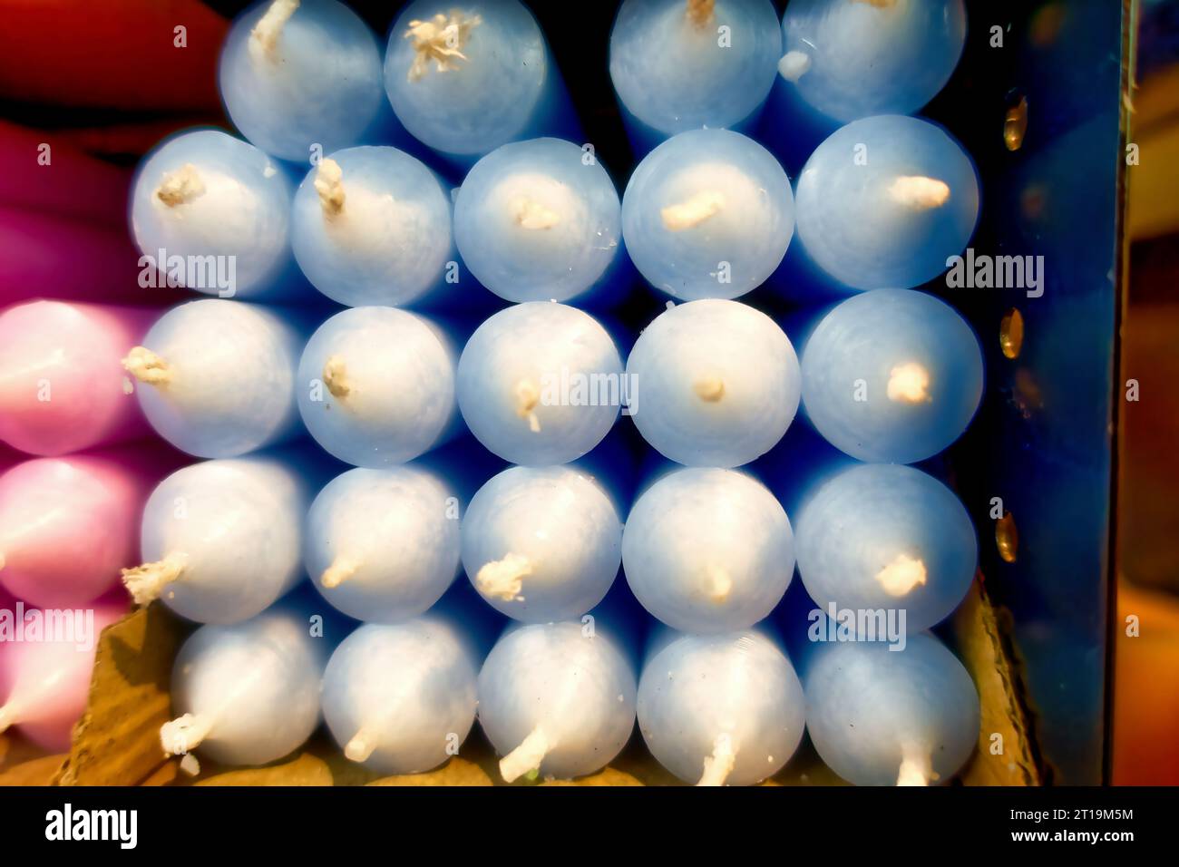 Set blauer Kerzen mit weißem Docht in einer Reihe, Nahaufnahme, Draufsicht. Eine Vorlage für Ihre Konstruktion Stockfoto