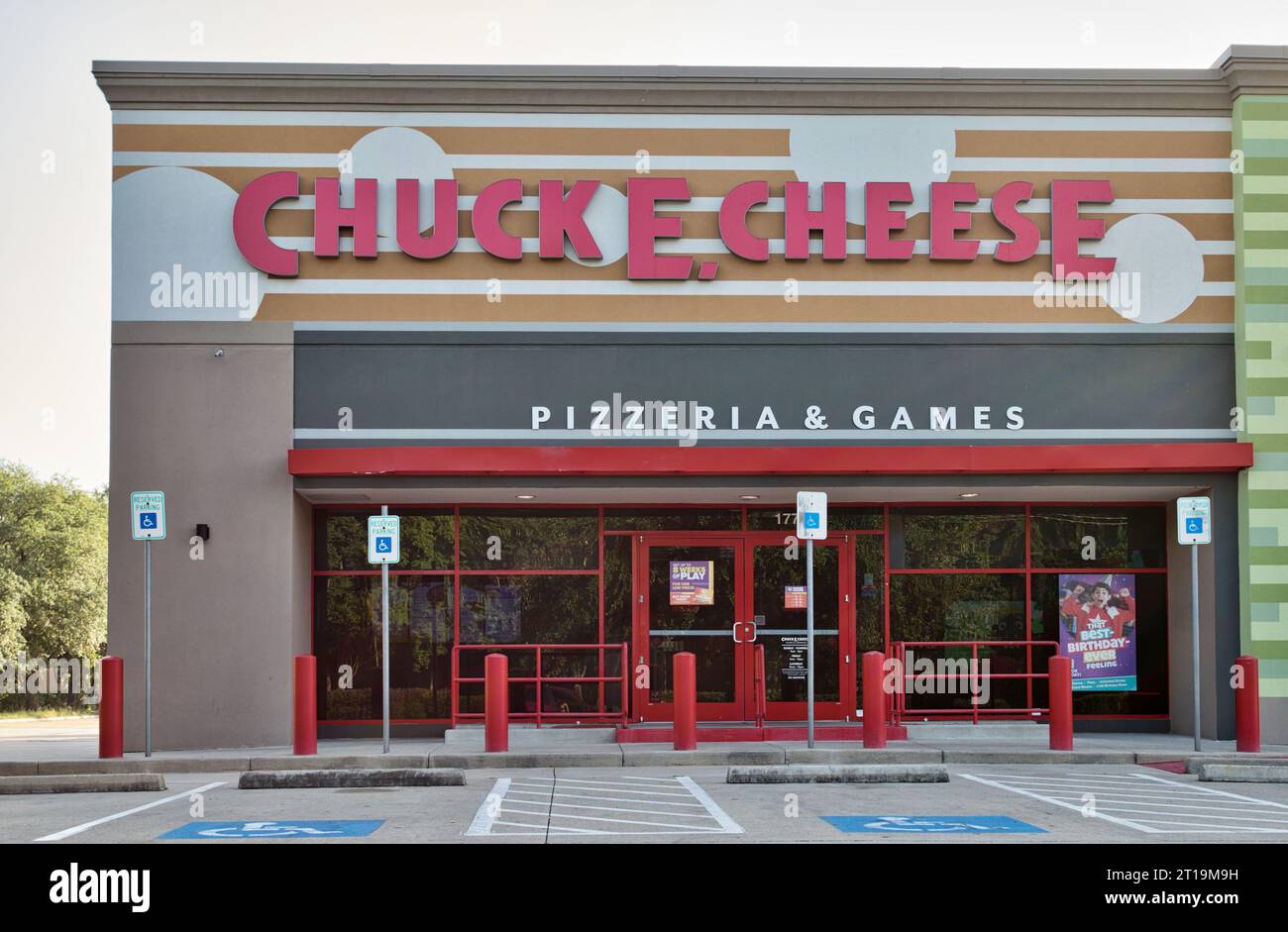 Houston, Texas USA 07-30-2023: Chuck E. Cheese Standort in Houston, Texas. Amerikanisches Restaurant und Unterhaltungskette. Stockfoto
