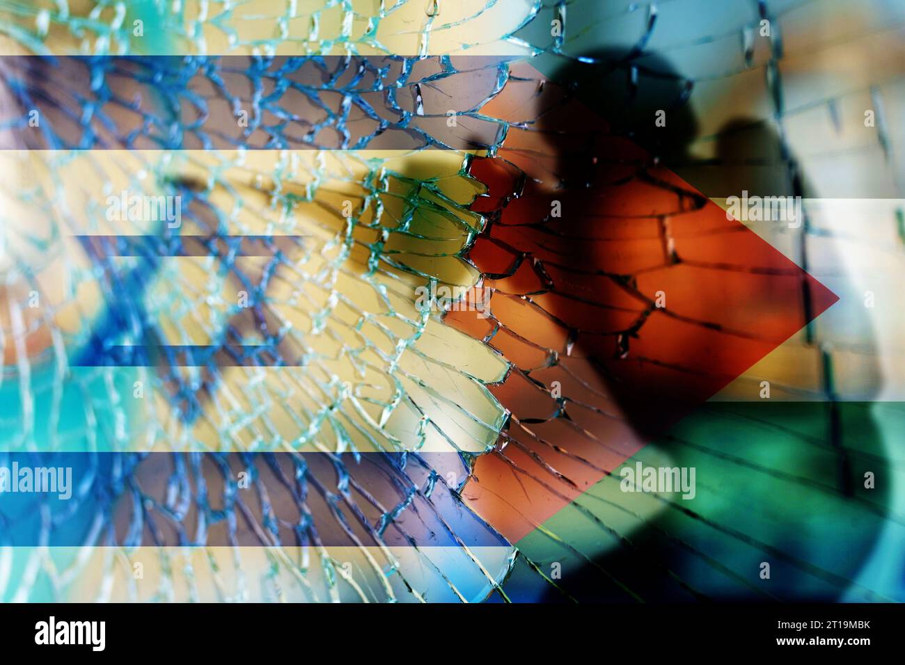 Die Flaggen Israels und Palästinas sind auf zerrissenes Glas gemalt. Das Konzept des Konflikts zwischen Israel und Palästina. Stockfoto