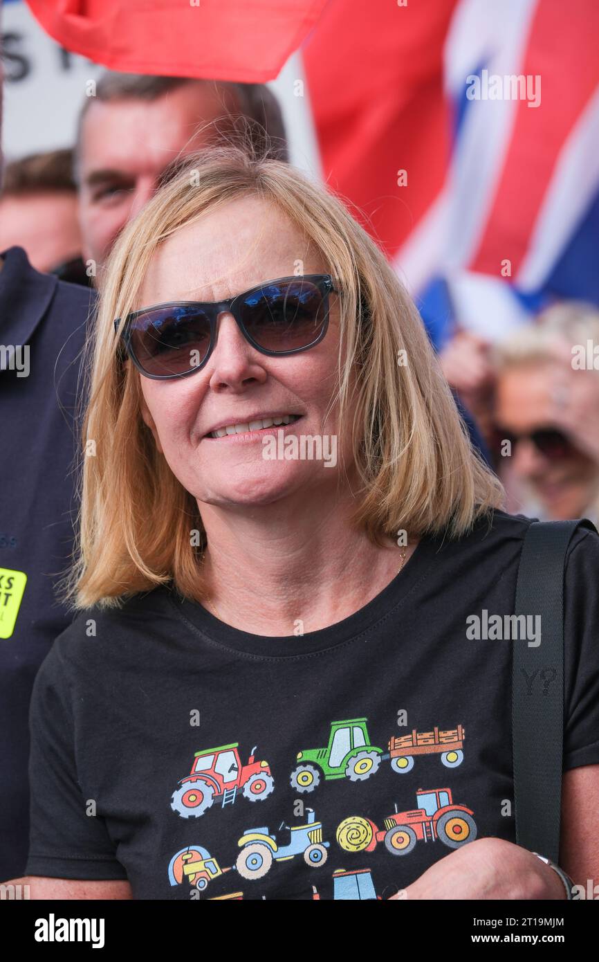 London, Großbritannien. September 2023. Pro-EU Save die britische Gründerin Liz Webster bei der Anti-Brexit National REPOIN March Rallye in London, die Großbritannien zum Wiedereinstieg in die Europäische Union aufrief. Stockfoto