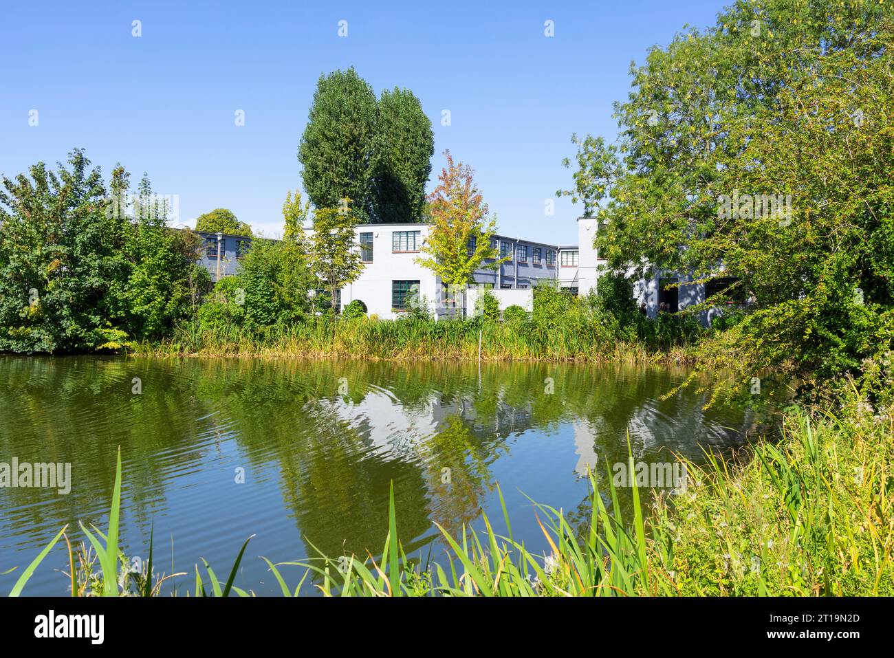 Bletchley Park Lake und Block A The Intelligence Factory eine Ausstellung, in der die Arbeit von Bletchley Park Milton Keynes Buckinghamshire, England, erläutert wird Stockfoto