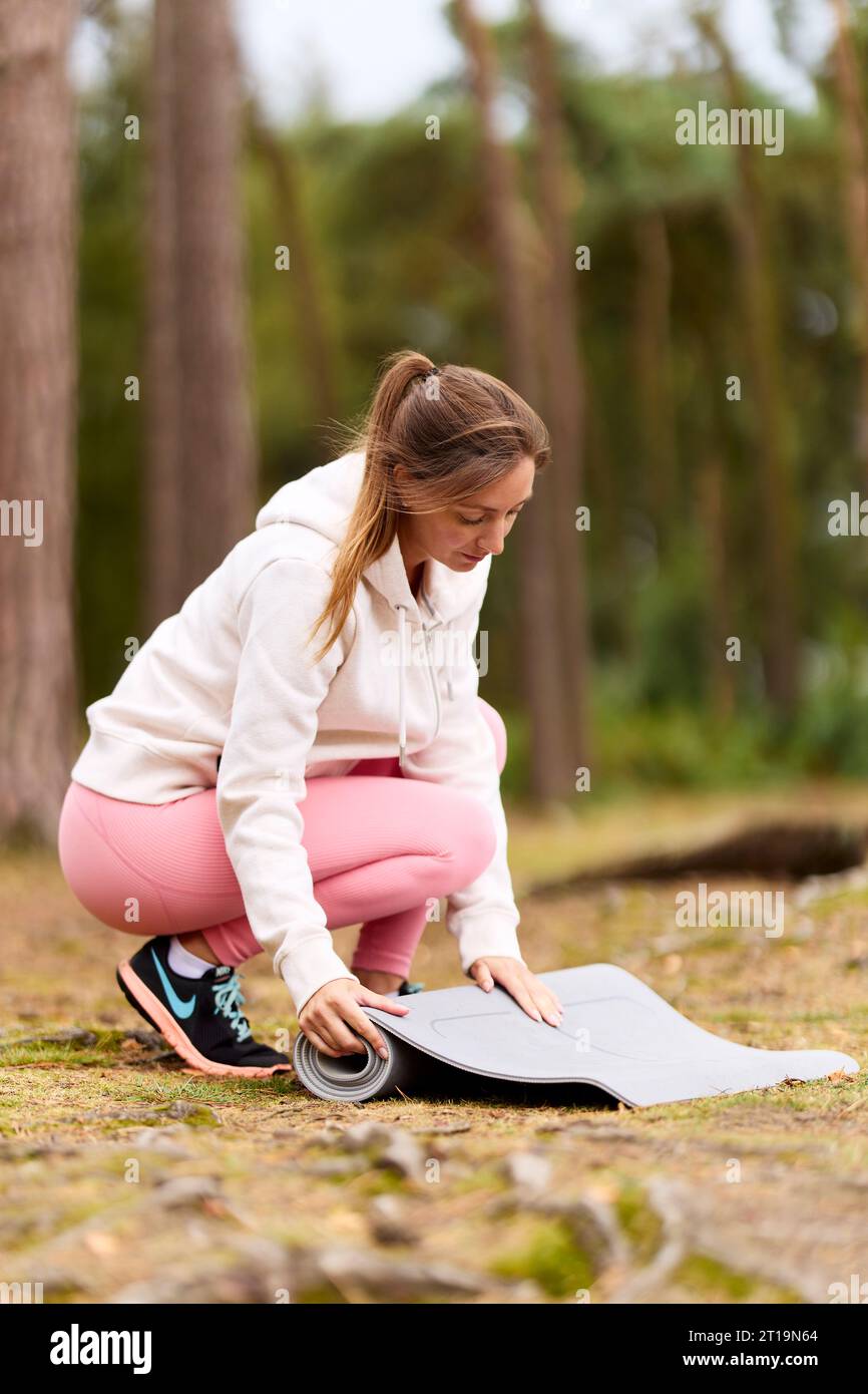 Wunderschönes Mädchen, das im Freien Yoga praktiziert Stockfoto