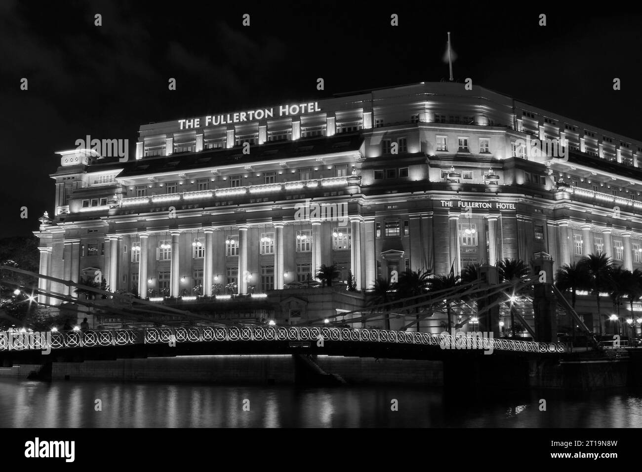 Das Fullerton Hotel, das 1924 als General Post Office erbaut wurde, hat Eine Reihe von Iterationen, bevor es 2001 zu Einem Luxushotel wurde. Singapur Stockfoto