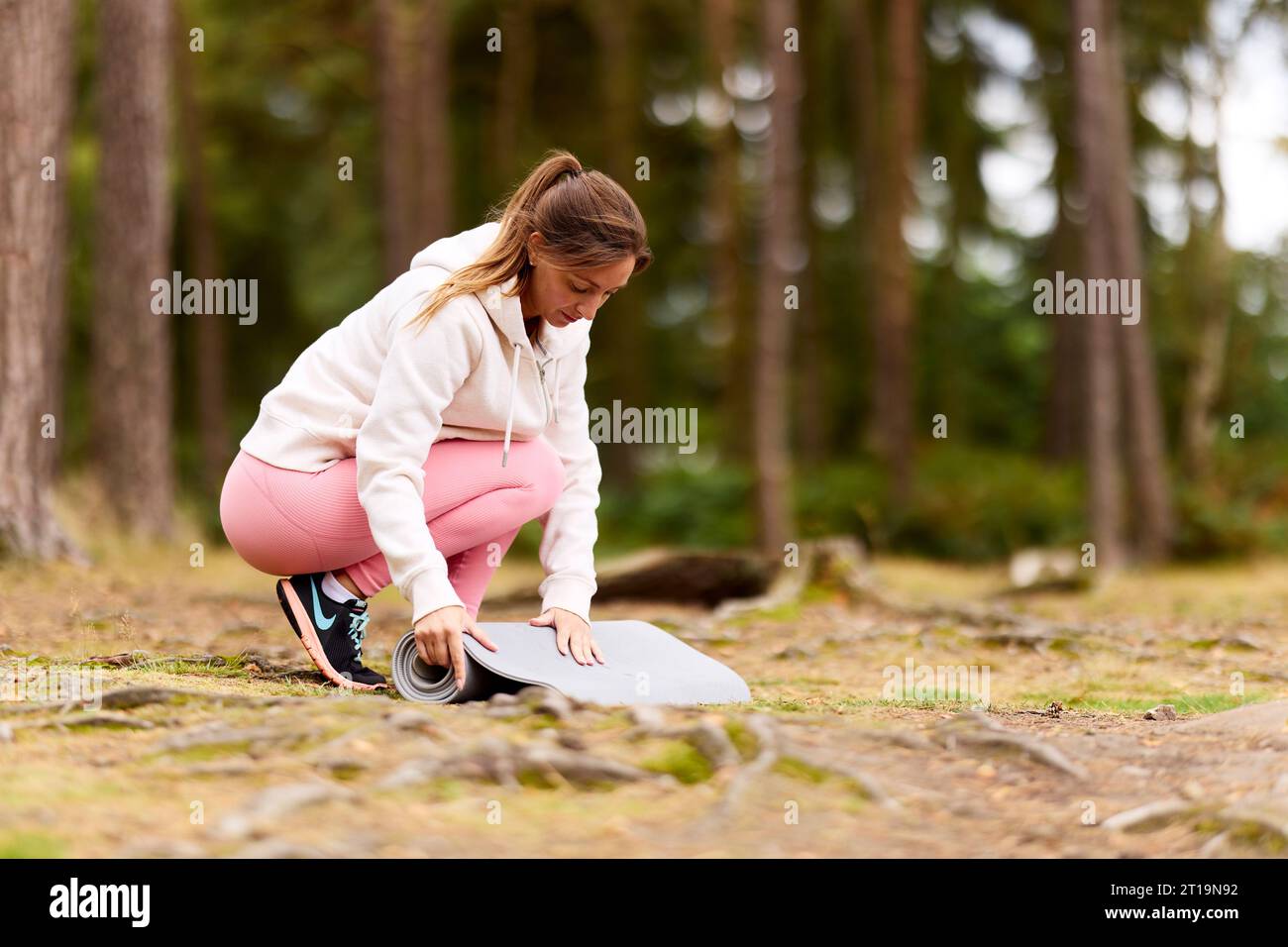 Wunderschönes Mädchen, das im Freien Yoga praktiziert Stockfoto