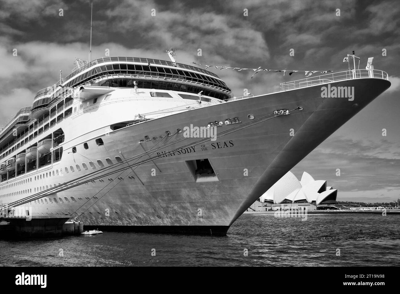 Schwarz-weiß-Foto des Kreuzfahrtschiffes „Bow of the Rhapsody of the Seas“, das im Circular Quay, Sydney, NSW, Australien, vertäut ist. Stockfoto